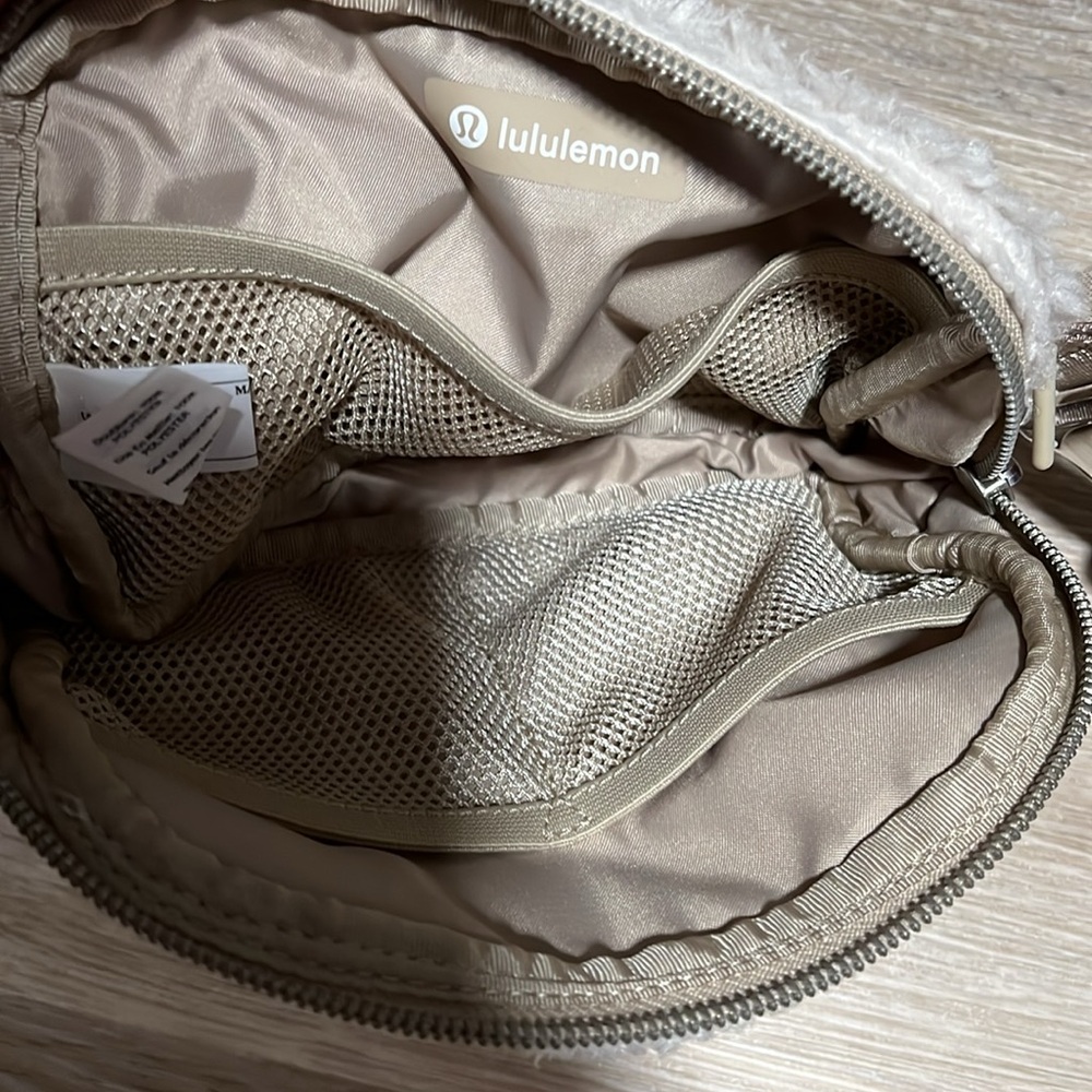Lululemon Teddy Bear fleece everywhere belt bag - Picture 4 of 6